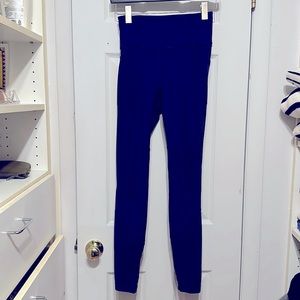 Lululemon leggings with mesh pockets and sides in size 4